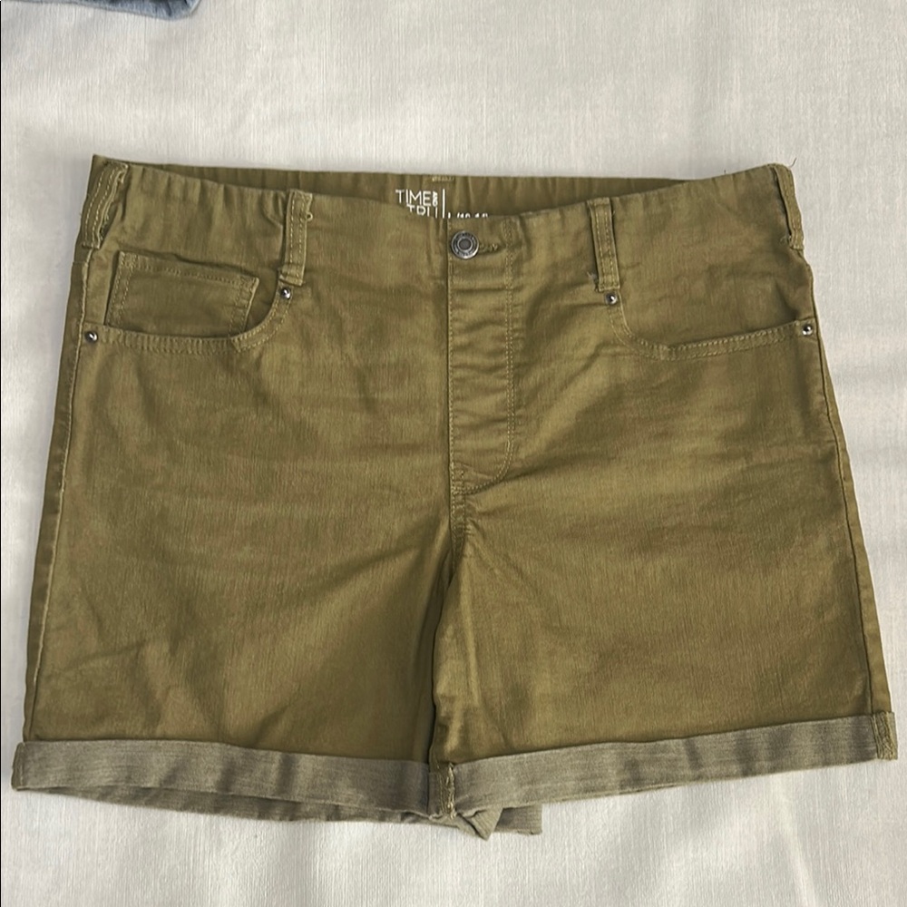 Time and Tru Green Cargo Shorts with Mid-Rise Waist